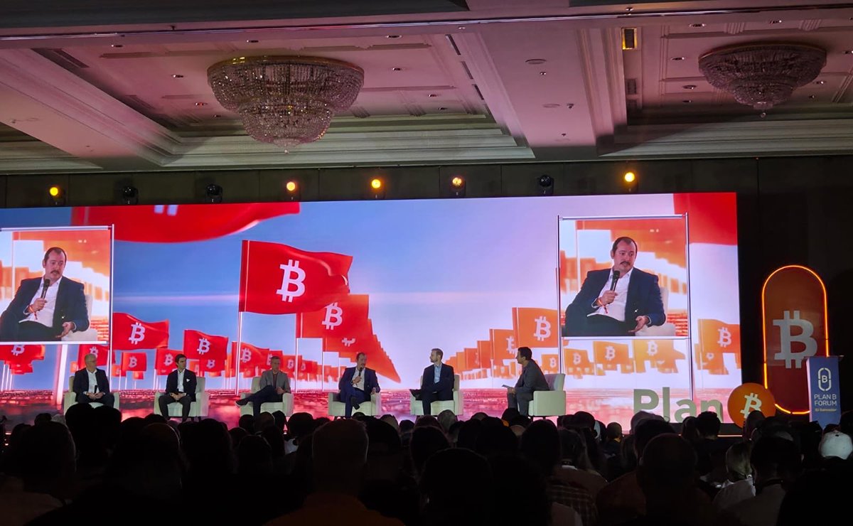 Autris CIO <a href="/AlexDVoss/">Alex</a> on stage at #PlanBForum 🇸🇻 More highlights soon. #Bitcoin