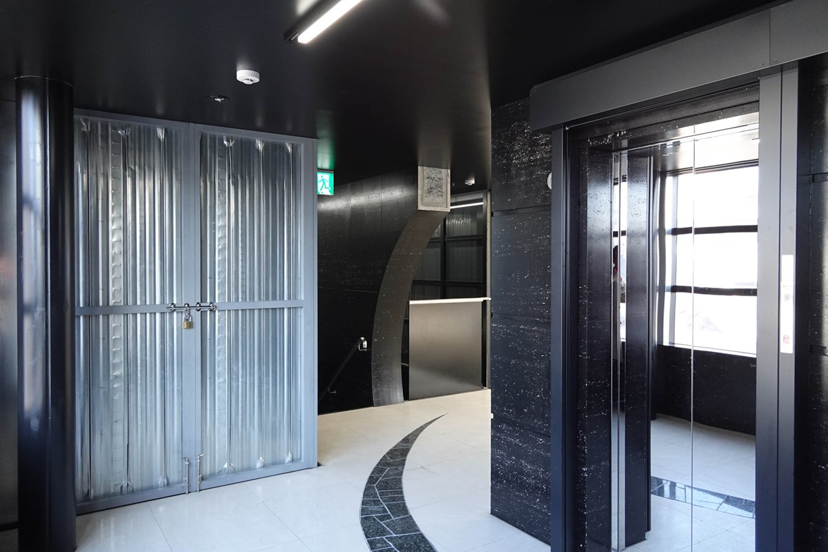minnanokenchiku's tweet photo. 10）ラビットホール／青木淳＠AS
＃みんなの建築大賞
バブル期の建物をここまでかっこよくするとは！　と驚きのリノベーションにより誕生した現代美術館。階段、手すり、むき出しの床など。石川コレクションの現代アートと相まって特別な空間に仕上がっている。 https://t.co/muQ0yQQIVh