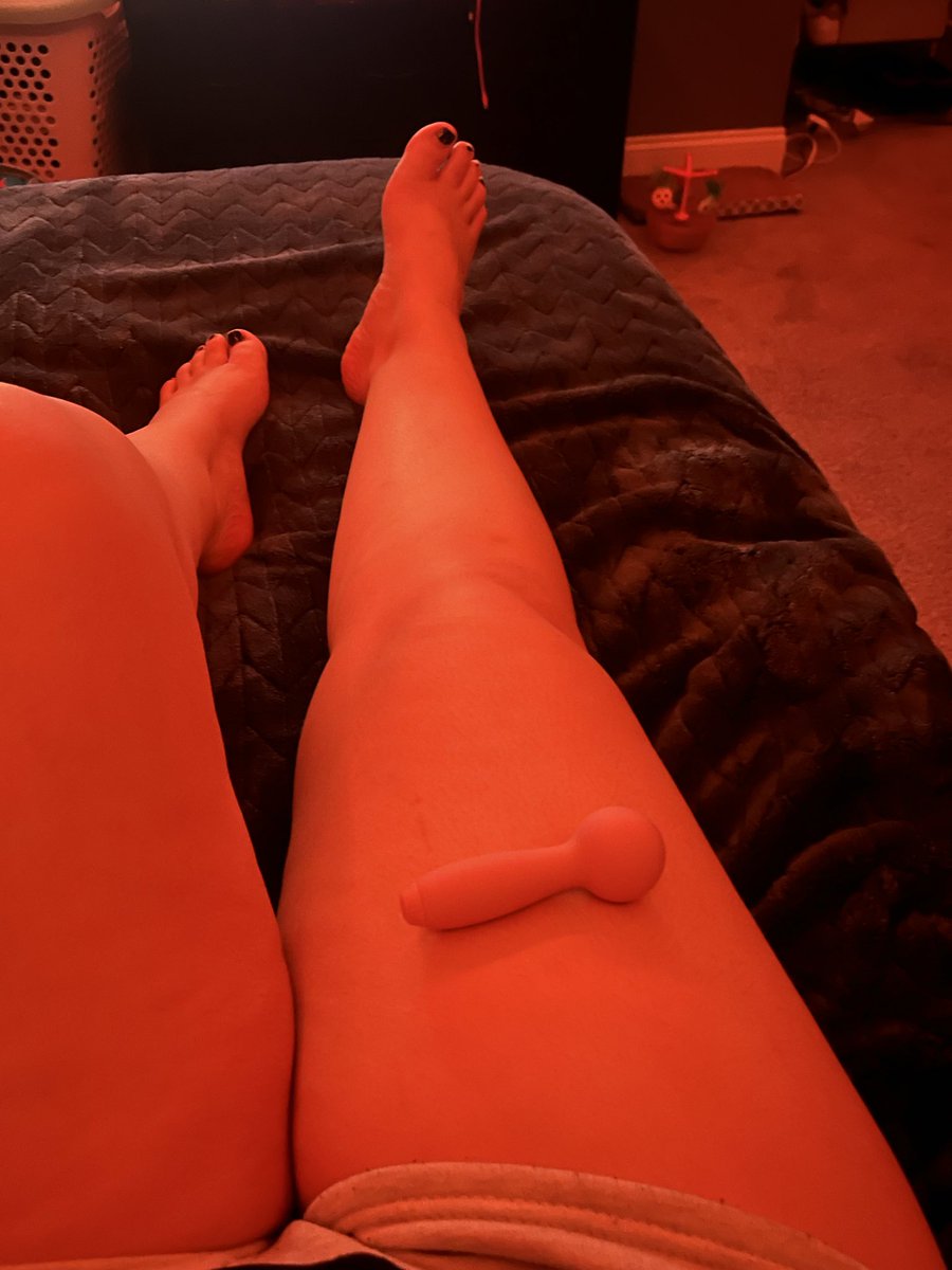 ArayannaD's tweet photo. who wants to see me use my toy ! #buyingcontent #masterbate #seller #latina #pussyplay #sessions https://t.co/Ht1PNRjoaG
