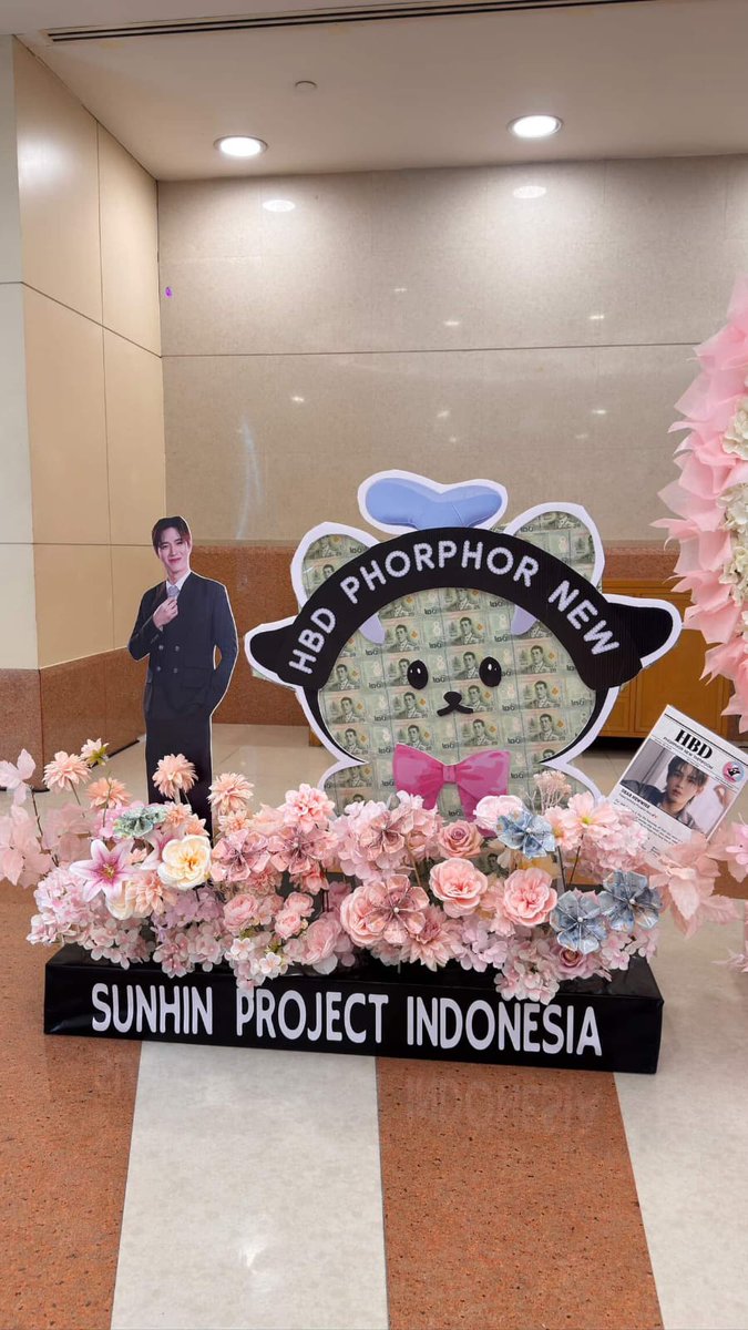 Sunhin_project's tweet photo. Happy Birthday to Phorphor @new_thitipoom We hope you like our gift 🫶🏻
Thanks for your help @HelloThirteen_

#Newwiee #Happy33rdNewwieeDay #Newwiee33rdWhiteReverie https://t.co/xKelqJIS4q