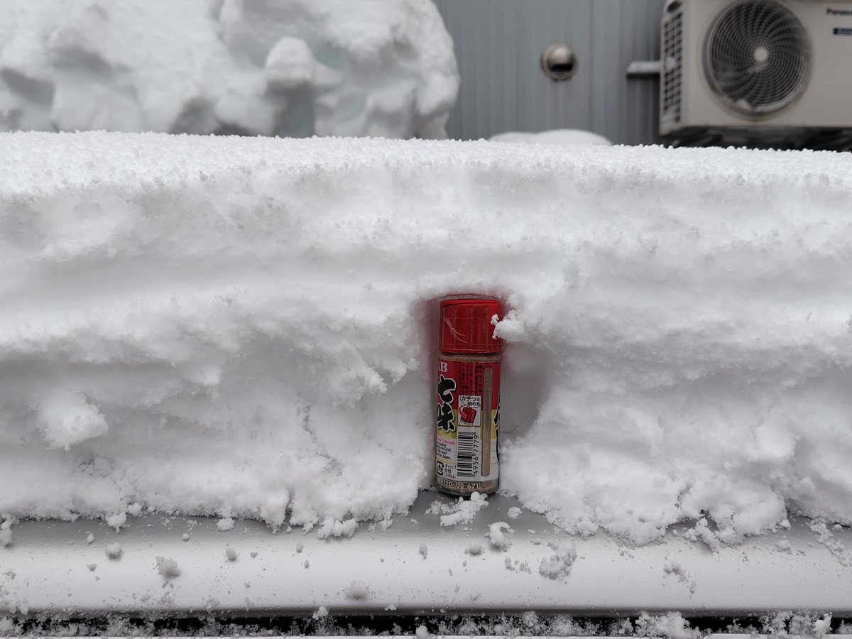 長岡シティ、今朝の積雪は1.8七味。 コレは西側なんだけど、東側は3