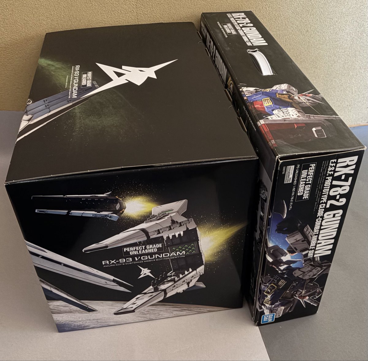 同じPGU同士のガンダムとνガンダムの箱比較