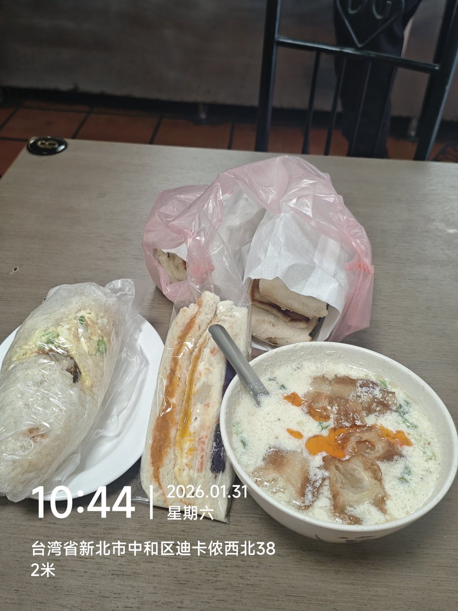 我的早午餐，你看咸豆浆25元，饭团单45元，三明治40葱饼一个15元。