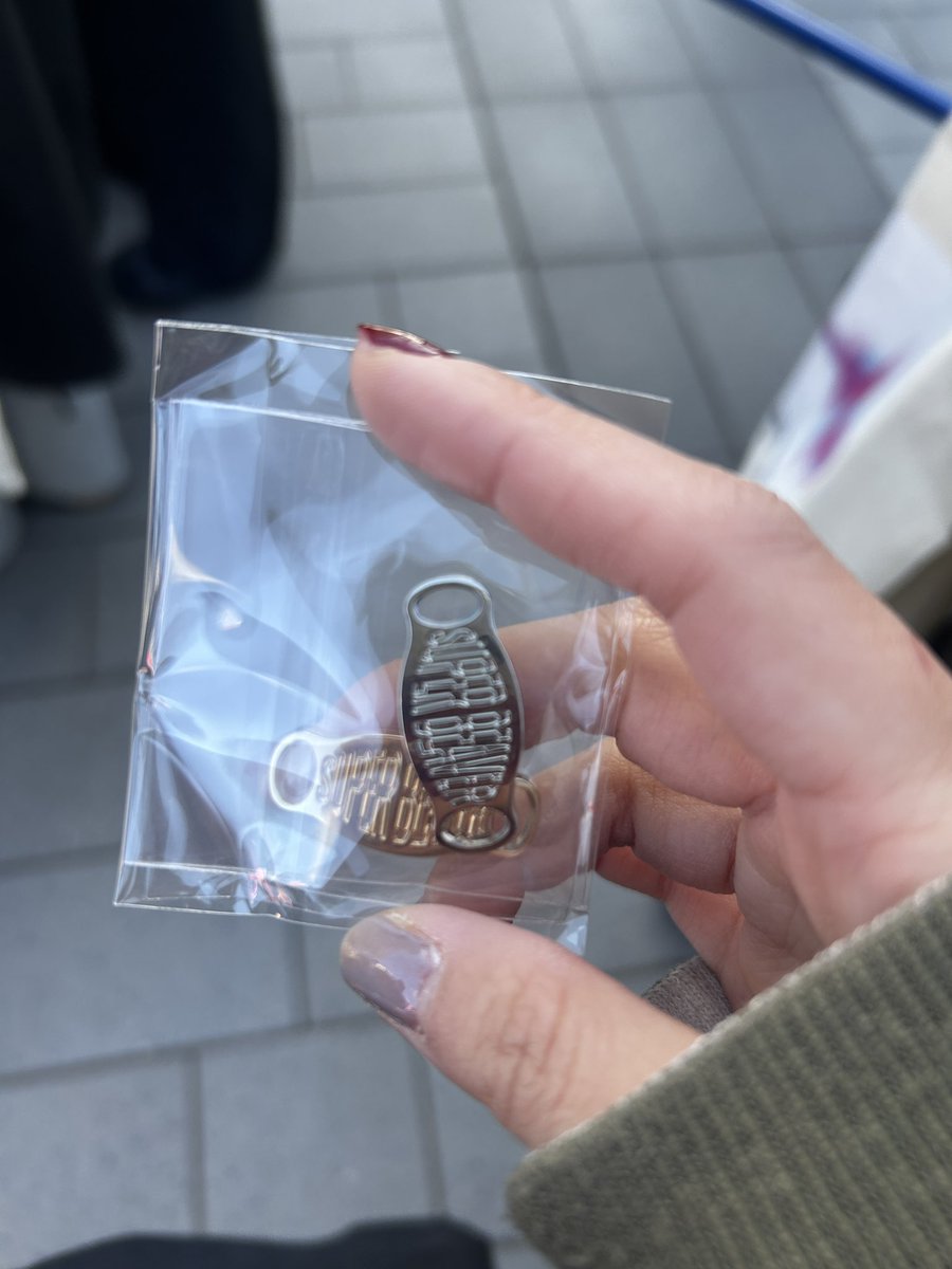 kana_fodmt's tweet photo. SUPER BEAVERガチャ譲り探してます！！

譲▶︎デュブレ（金銀）
求▶︎赤丸（やなぎぃのアクリルマグネットor白のミニトート）

 #スーパービーバー  #superbeaver 
 #ガチャ
 #Kアリーナ https://t.co/n50IANmuOE