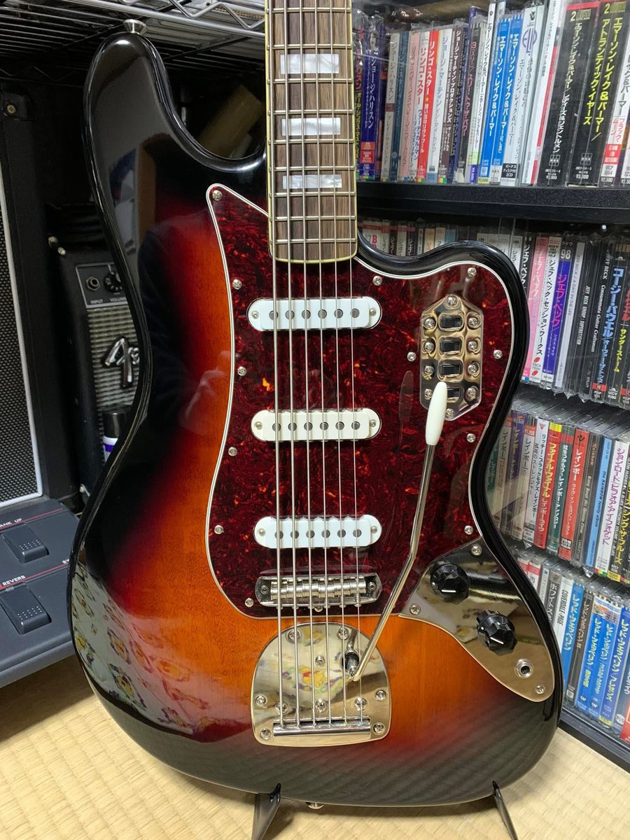 Kiechan_331's tweet photo. 「スクワイア・バイ・フェンダー」による、廉価版🎸『ベースVI』✨
🎸『Vintage Modified Bass VI』と🎸『Classic Vibe Bass VI』。
どちらが好みかな😉❓
#SquierbyFender
#BassVI
#MadeinIndonesia
#ビートルズギア https://t.co/pzsOg8TYhD