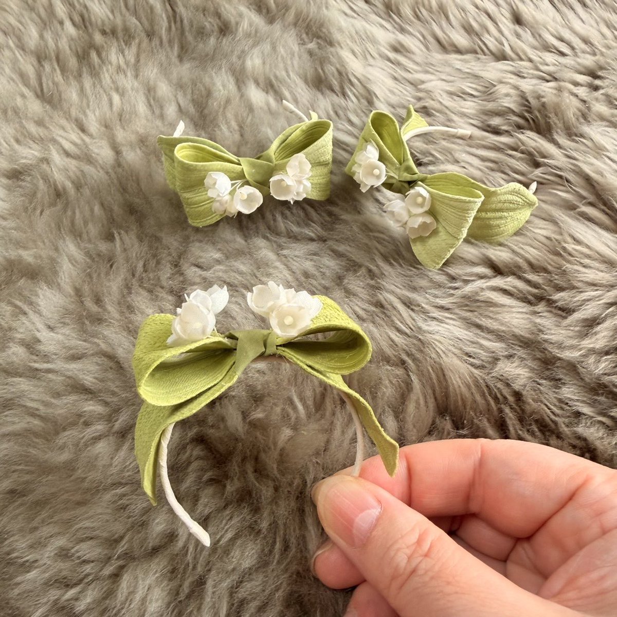 dela_freie's tweet image. 【ドルミス販売品のお知らせ　その2】

第61回Doll’s Myth. 
2026年2月1日（日）OMM Ｃホール
FREIE ブースNo.G-1

スズランのリボンカチューシャ
飾り付け2種
9-10インチサイズ　4,000円
7-8インチサイズ　2,000円

布花スズランのブーケ　3,000円

#ドルミス61販売 #ドルミス