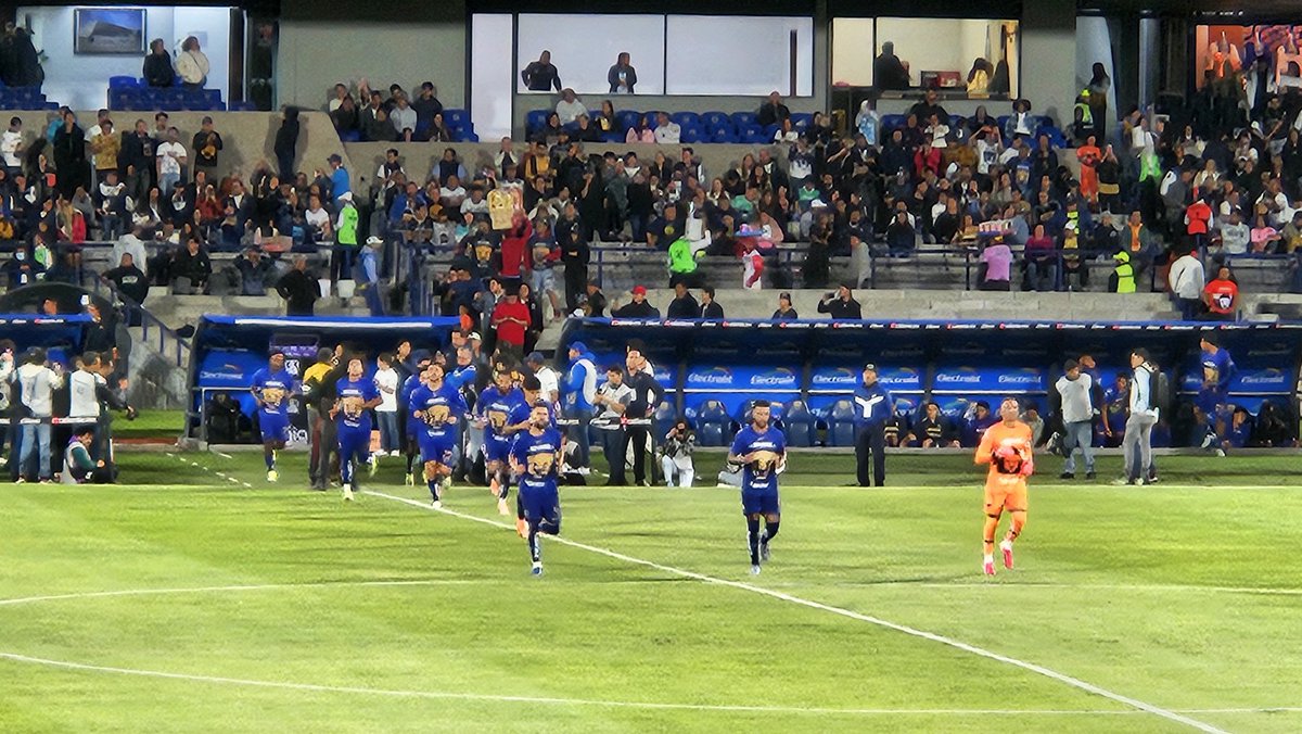 Sale <a href="/PumasMX/">PUMAS</a> al terreno de juego.

Habrá un homenaje a Lorenzo Garcia González, uno de los jugadores que subieron con el equipo a primera división en 1962. Sus hijos estarán presentes en el terreno de juego. 

#Pumas <a href="/Puma_VAVEL/">Puma VAVEL</a>