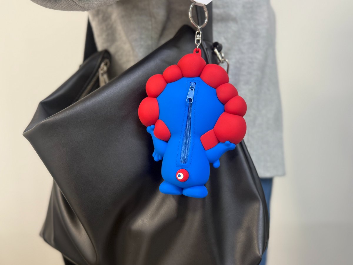 Osaka_Tabilog's tweet image. ／
大阪観光局【公式】X
全6回 #プレゼントキャンペーン🎉
＼

第1弾は…
🔴🔵ミャクミャク シリコーンポーチキーチェーン🔵🔴
を抽選で8名様にプレゼント❕🎁

ミャクミャクがシリコーン素材のポーチになった可愛いキーチェーン💕
ファスナー付きで小物も収納できます✨

⏬応募方法⏬…