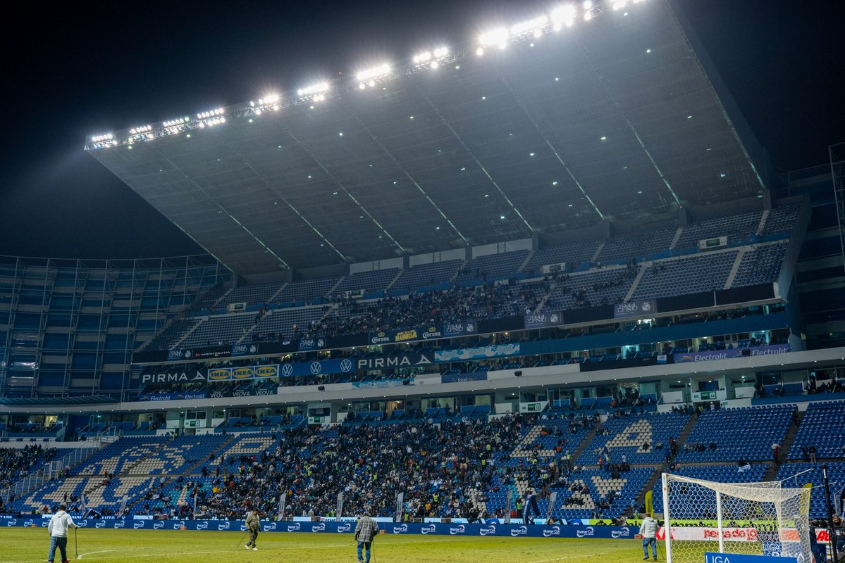 El equipo chico de 5 aficionados en un viernes ///// El equipo grande del cruz azul que llena todos los estadios