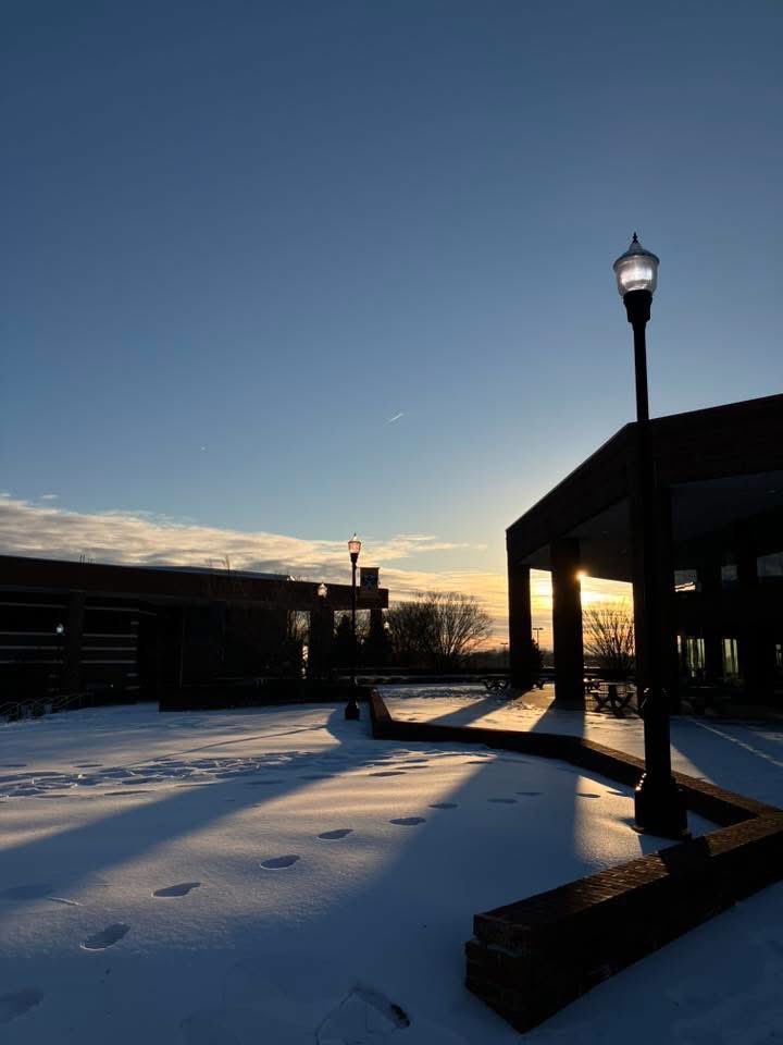 wxbryson's tweet photo. Almost forgot I took this this evening🌅😇❄️

📍University of Tennessee at Martin

#accessweathercentral #tnwx #kywx #utmartin #fyp #photography #winter #science https://t.co/kqL7FbdrlW