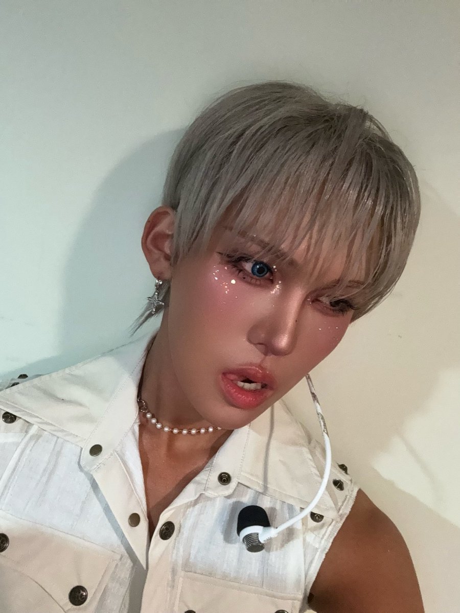 evol_mexico's tweet photo. 300126| b.stage
HYUN 💙: "Dios mío. Míralo. Espero que no haya escrito nada".
"Cambió de color de cabello"

#XLOV #HYUN https://t.co/yfwAWUcZSf