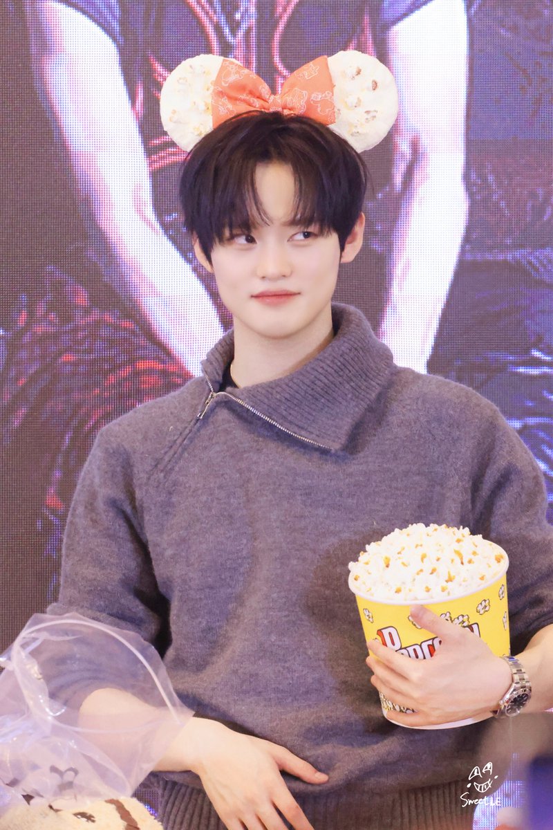 zaochenyinyue's tweet photo. Look chenle kalo lagi ngedate (sama gw) di lotte world 😔🤏🏻 https://t.co/RTaaH28zg2