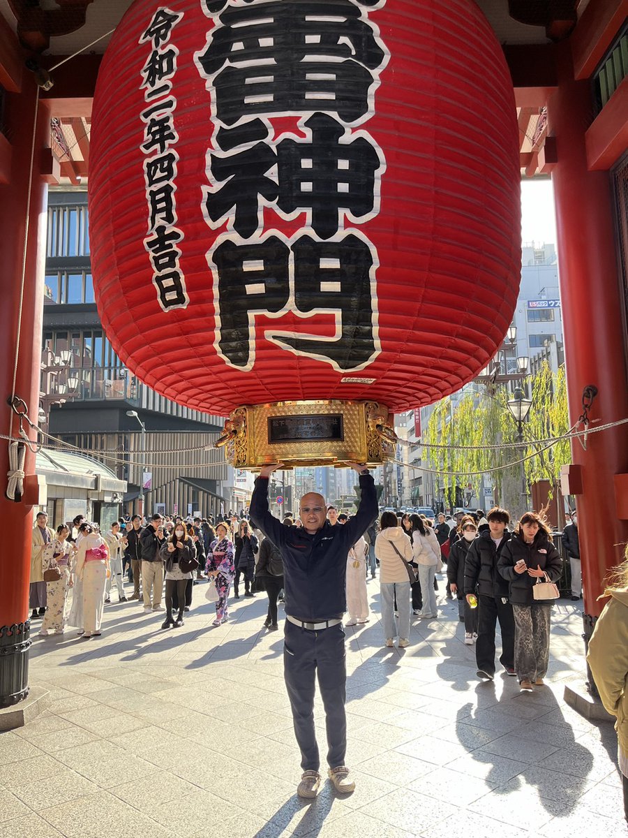 雷門の提灯を持ってみた…
意外と軽いw