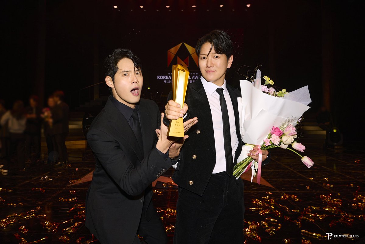 한뮤어를 빛낸 팜트리의 보물들 I Behind Blog 📸

🔗 blog.naver.com/palmtree_islan…

#정원영 #서경수
#한국뮤지컬어워즈
#PALMTREEISLAND