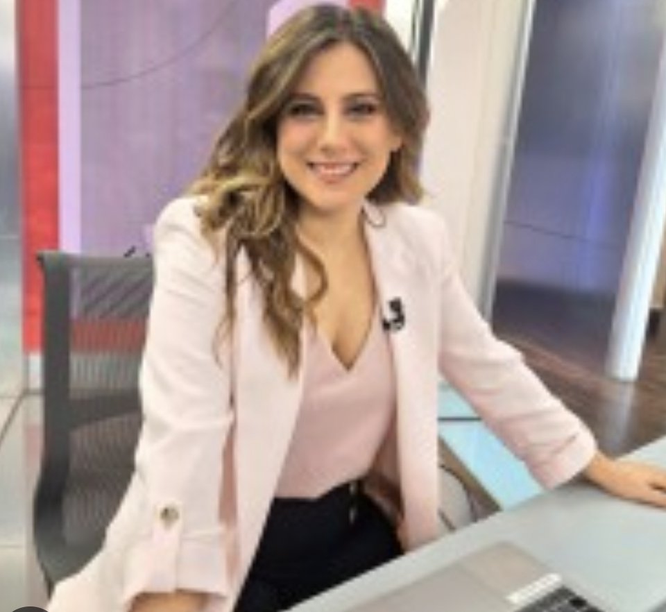 Ella es Beatriz Apud, periodista de Canal 13.

No pudo contener las lágrimas de ver a decenas de pandilleros y carniceros en el CECOT condenados por quemar vivas a familias enteras tras las rejas.

Este es el periodismo de izquierda.
