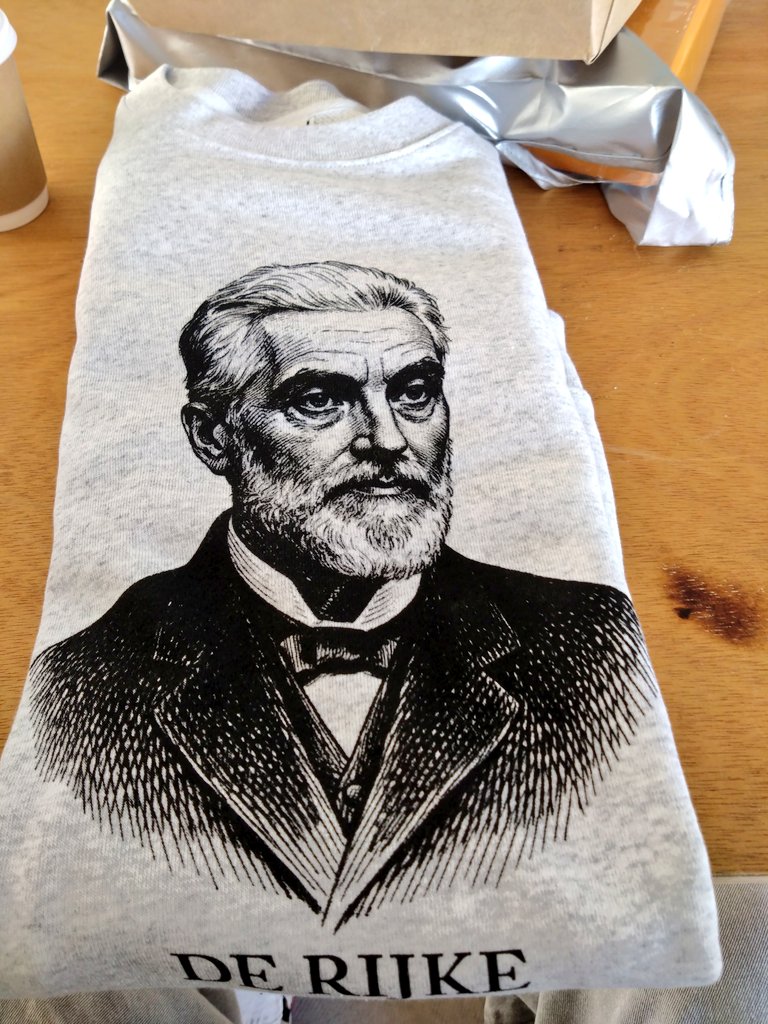 GomacyanDaisuki's tweet image. 割烹料理店跡地で店を構えている
#ＰＥＰＳ さんで鮎のキーホルダーワークショップに参加
パーツの多さに組み合わせ悩む悩む🌀
飾りは黄色ベースにと始めたはずが、だんだん遠のく(笑)

こちらは悩みもせずに勢いで購入した
ヨハニス・デ・レーケプリントのスウェット
#各務原
#那加