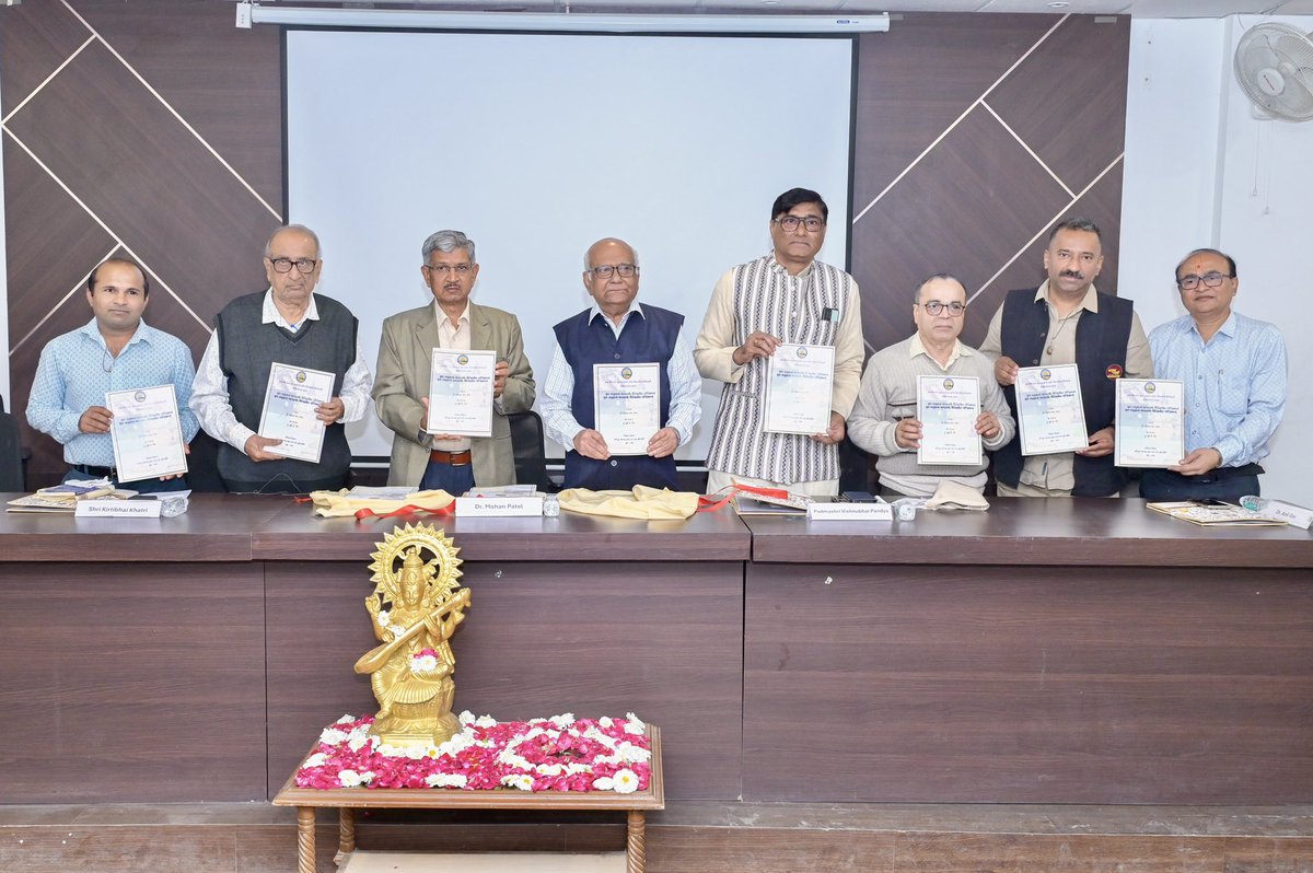 કચ્છ યુનિવર્સીટી ખાતે એક દિવસીય નેશનલ સેમિનારનું આયોજન થયું. એ દરમ્યાન ટીમ અતુલ્ય વારસો અને સ્થાનિક વિધાર્થીઓ/અધ્યાપકશ્રીઓ સાથે વાર્તાલાપ કરવાનો મોકો મળ્યો. અહીની સૌથી મહત્વની વાત અહી નોંધવા યોગ્ય લાગી એ છે કે *વર્ષ ૨૦૨૩માં અહી ઇતિહાસ વિભાગ અમલમાં આવ્યો અને વિધાર્થીઓએ સૌથી