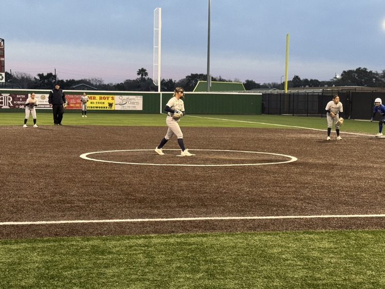 VMHSEagles's tweet photo. Our Lady Eagles Softball team put in some pre-season work tonight!❤️🦅🥎 https://t.co/UfaVN4iRRM