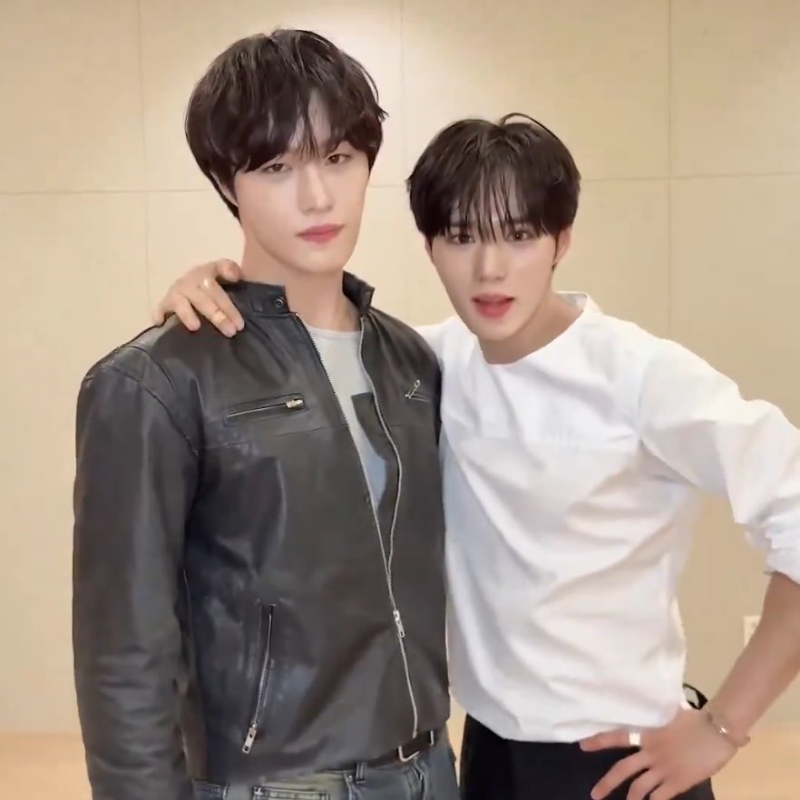 junchacc0's tweet image. i don't think cix is promoting rn? and the background looks like its taken at mcountdown, did hyunsuk go there specifically to film a challenge with junseo? 😭💕 thats peak boyfriend