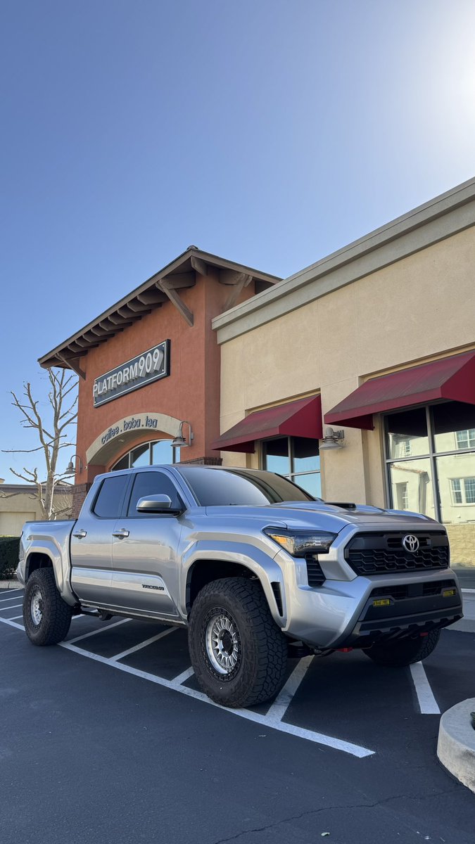 5’4 on a good day. tweet media