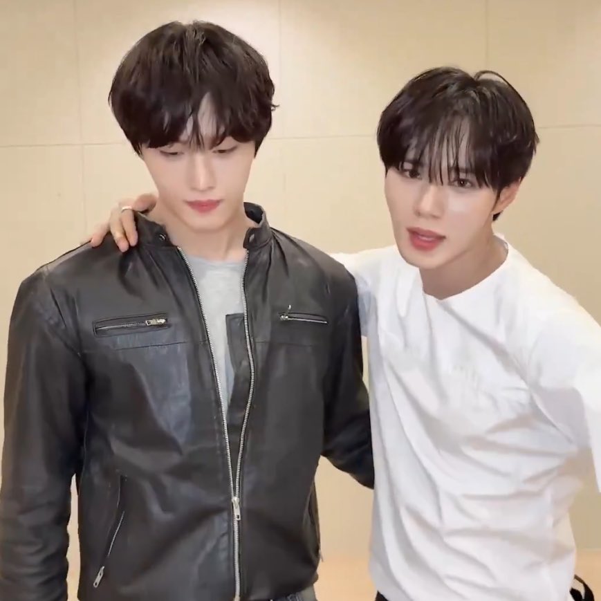 junchacc0's tweet image. i don't think cix is promoting rn? and the background looks like its taken at mcountdown, did hyunsuk go there specifically to film a challenge with junseo? 😭💕 thats peak boyfriend