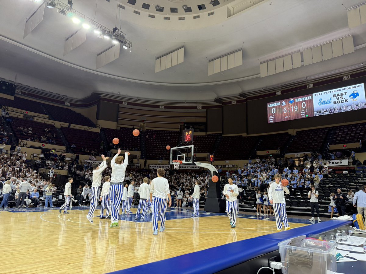 klseaboldt's tweet image. I’ve seen countless high school games here, including one that broke my heart — damn you, Derek Hood — but I’d never called a game at Municipal Auditorium before tonight. 

The State Line Showdown between Shawnee Mission East and Rockhurst went to the Hawklets, 56-51. 

Great