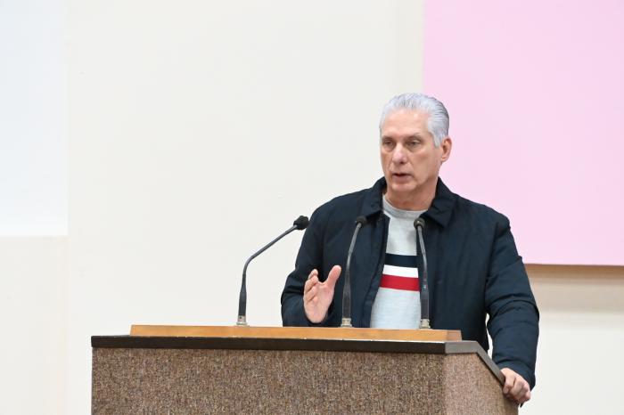 Miguel Díaz-Canel Bermúdez🗣️: «Estamos viviendo un momento en que el imperialismo está envalentonado y ha puesto nuevamente su mirada sobre #Cuba🇨🇺 con una agresividad incrementada, que crece en la misma medida que pasan los días»
🔗acortar.link/xYXqCX
#Chantaje
 #Genocidio