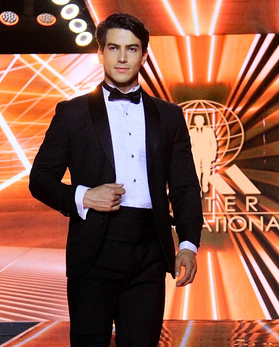 El porte y la elegancia de Argentina en el mundo! 🇦🇷👑
Revivimos el paso de Angel por el escenario de Mister Supranational 2022. Representar al país requiere disciplina, carisma y una preparación excepcional y Angel  lo demostró.