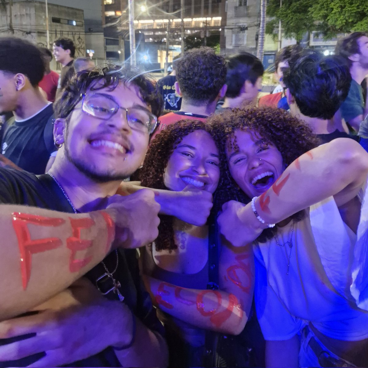 nicschataa's tweet photo. Eu, nicole ou fbi, venho por meio desse tweet minha nota de repúdio. Peço desculpas às atléticas, aos veteranos e aos meus não colegas de classe que enganei falando que era bixete do curso para conseguir shot (fea econo norte, poli eng, direito sanfran diurno). https://t.co/fjCxi9m2Xx