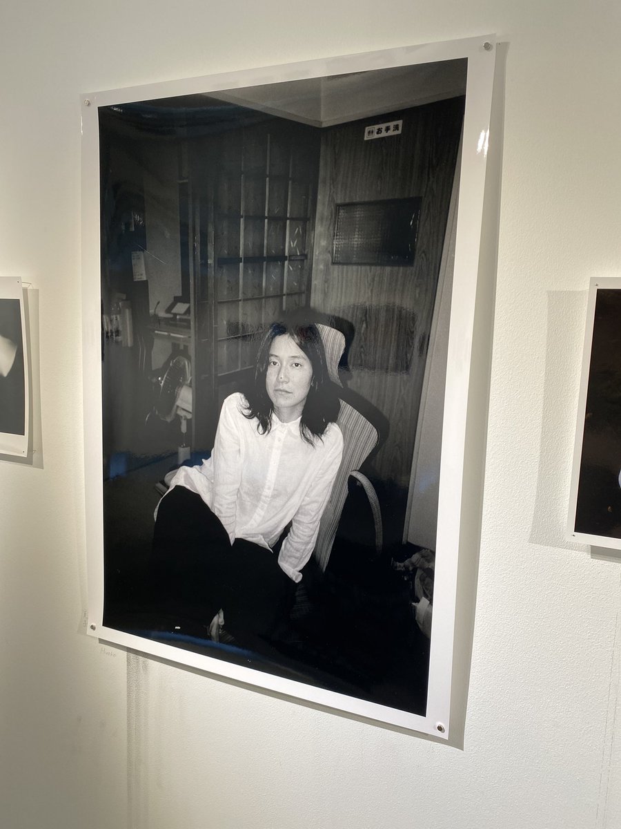 AKAAKAsha's tweet image. 古里裕美「TIDE」展、好評につき3月20日まで会期延長になりました。
ひとりの人と向き合う奥に伸びている、心拍や土地や時間や社会や…。日差しの澄んだ冬の日、ぜひお出かけください。
@ShashinKosha