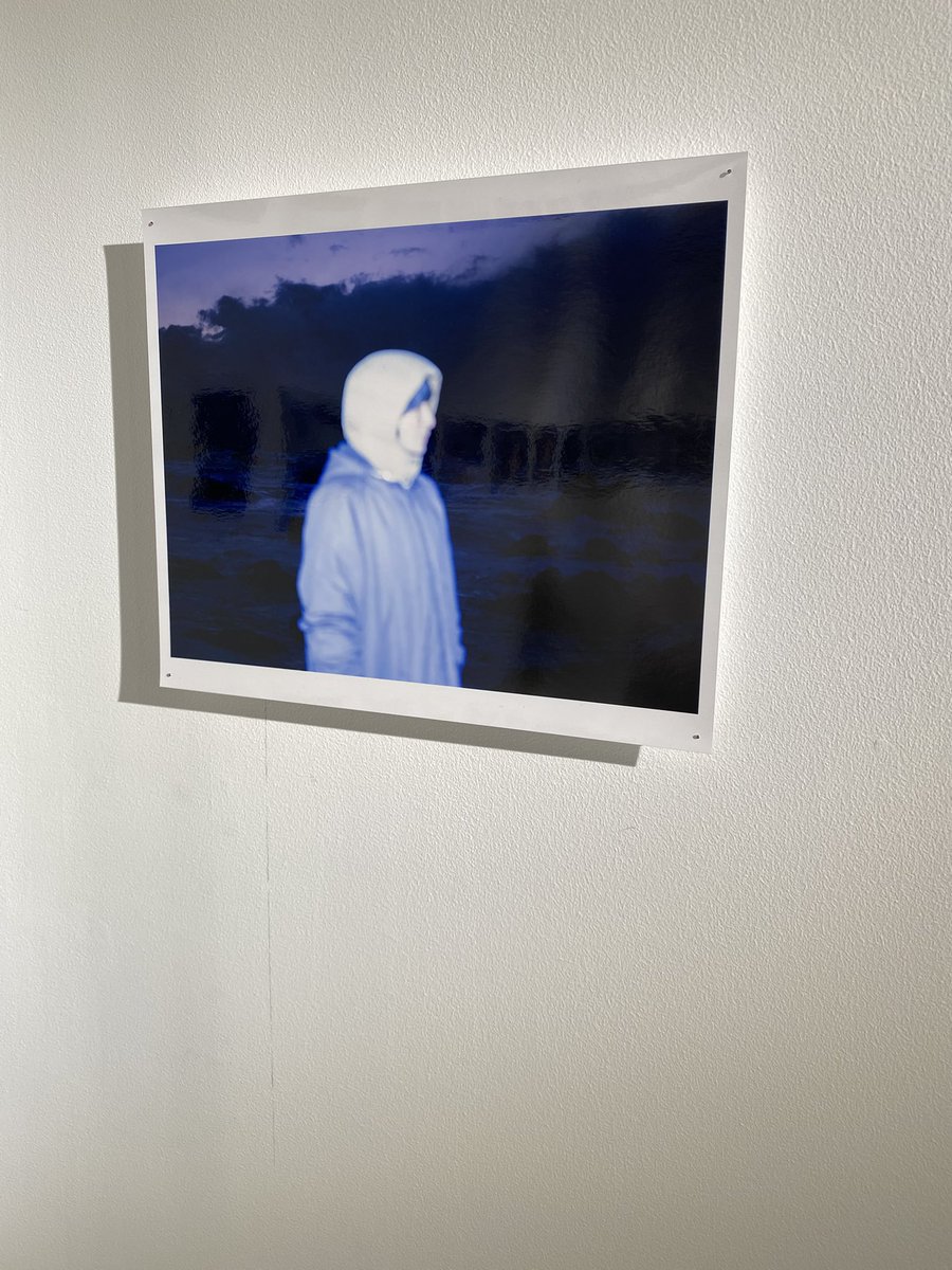 AKAAKAsha's tweet image. 古里裕美「TIDE」展、好評につき3月20日まで会期延長になりました。
ひとりの人と向き合う奥に伸びている、心拍や土地や時間や社会や…。日差しの澄んだ冬の日、ぜひお出かけください。
@ShashinKosha