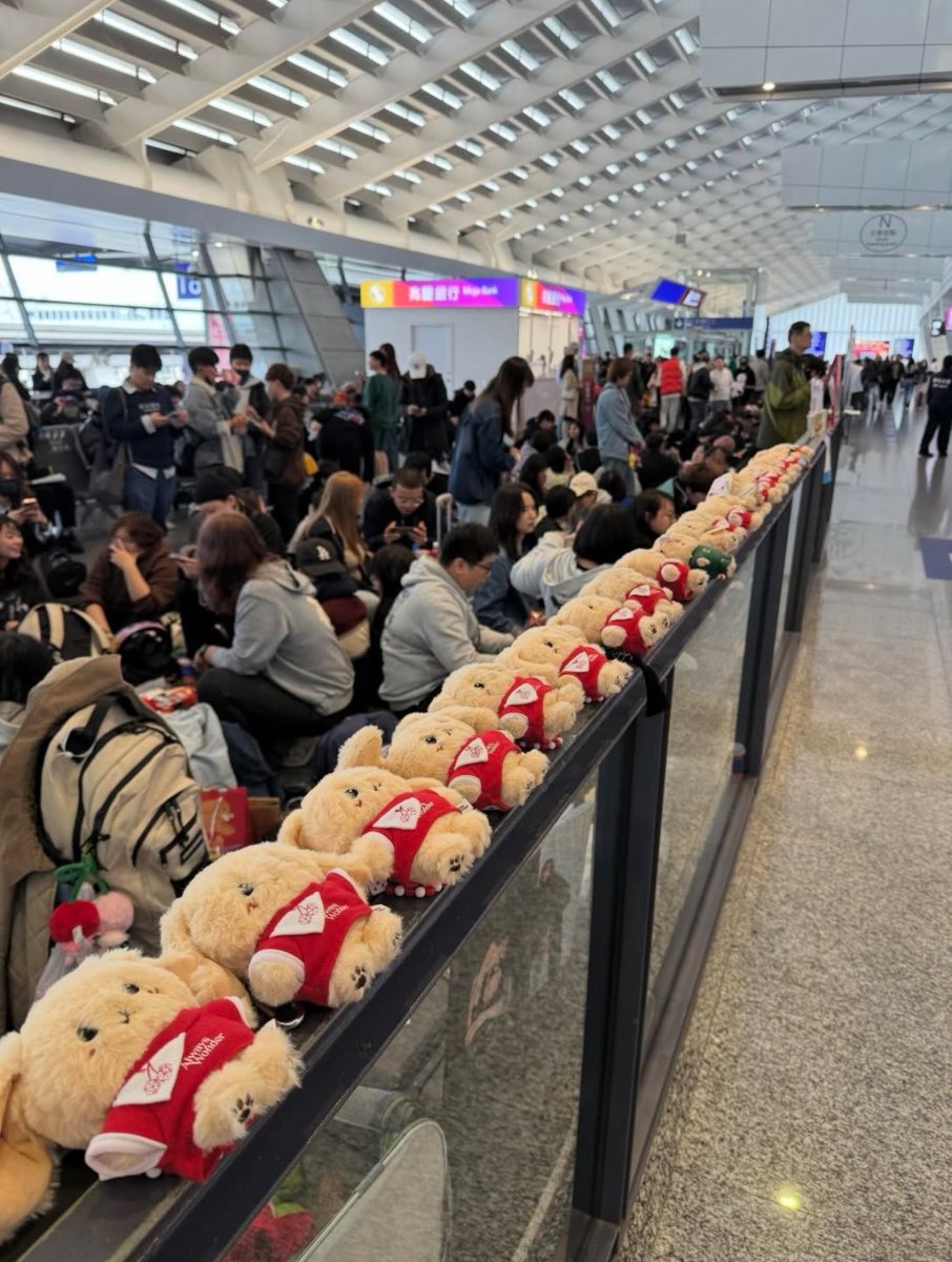 00k1105's tweet image. Goldies are waiting for the blessing from 00k 😂