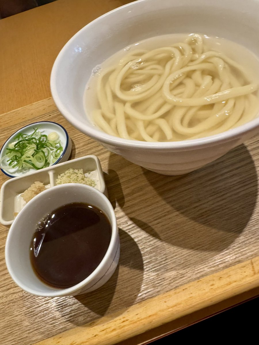 dashi_tsukkomi's tweet photo. 新宿御苑前の甚六さんで製麺の達人と会食でした。居心地の良い雰囲気でお話しも弾みます！　#udon #うどん #手打ち #麺益力 #tempra https://t.co/YnDJMcOGMu