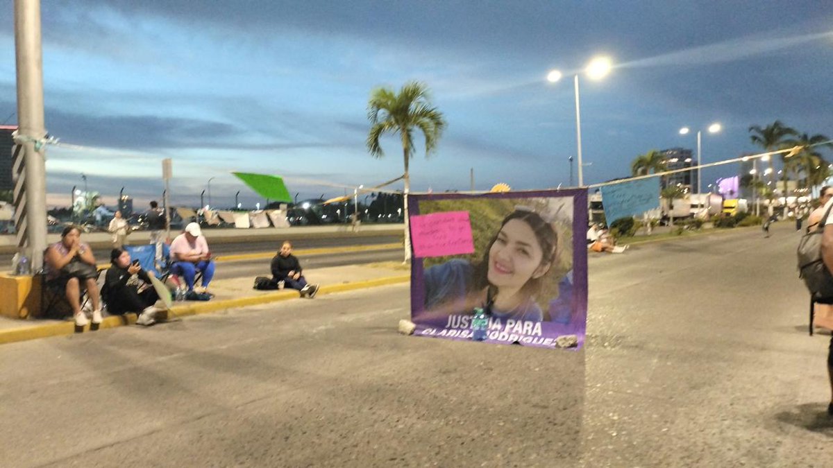 noticiaspv's tweet image. Puerto Vallarta bajo asedio: Se cumplen 12 horas de bloqueo y el plantón podría ser permanente 

noticiaspv.com.mx/doce-horas-blo…