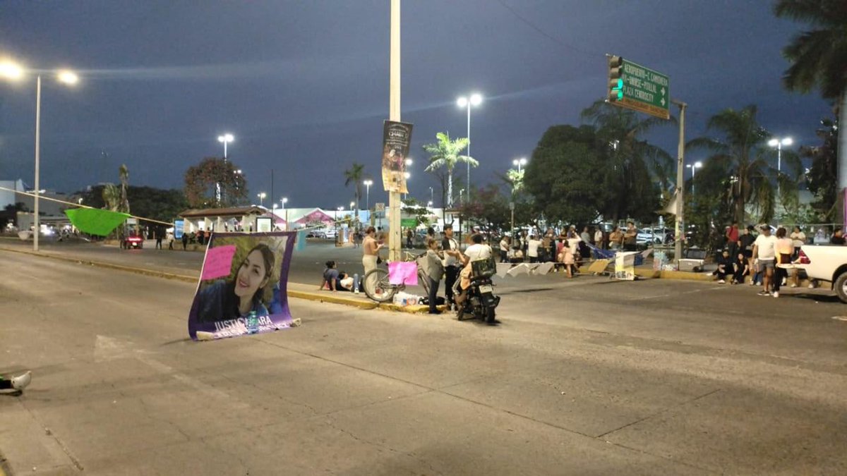 noticiaspv's tweet image. Puerto Vallarta bajo asedio: Se cumplen 12 horas de bloqueo y el plantón podría ser permanente 

noticiaspv.com.mx/doce-horas-blo…