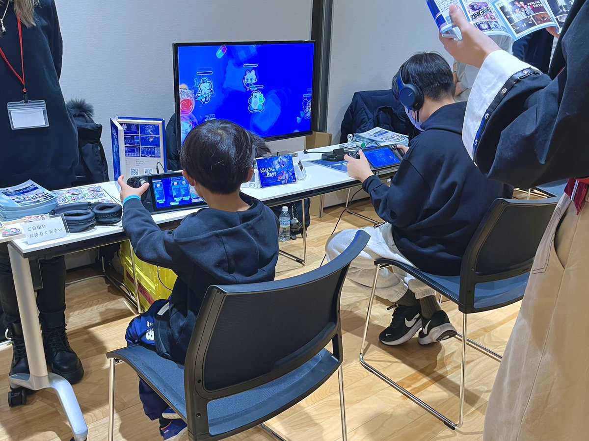 room6_pr's tweet image. 📢#GGXGamesShowcase room6ブースの様子をお届け📢

たくさんの方に試遊していただき盛り上がっております🧸
大好評の数量限定『トロイメライの月あかり』ノベルティもございますので、ぜひお立ち寄りください〜！

#GGX2025 #room6