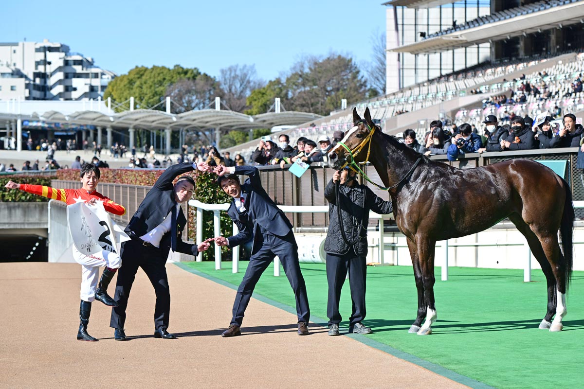東京1Rを制した #マカイゾウ 口取り撮影のワンシーン。横山武史騎手、由井健太郎オーナー、竹内正洋調教師がポーズを決めました。戦闘力大幅アップか?!
