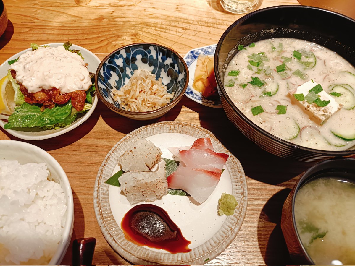 sirotyan1999's tweet photo. エーピーHDの優待消費に宮崎風土くわんねへ
冷や汁定食ご飯大盛りで2千円
今日の刺身はハモの炙りとオオニベ
ニベは宮崎で良く採れるけど、このお店では初めて食べた。銀色の外見でさっぱりした白身の魚です。
ご馳走様でした😊
#株主優待 #APHD https://t.co/E4pfIIJGfD