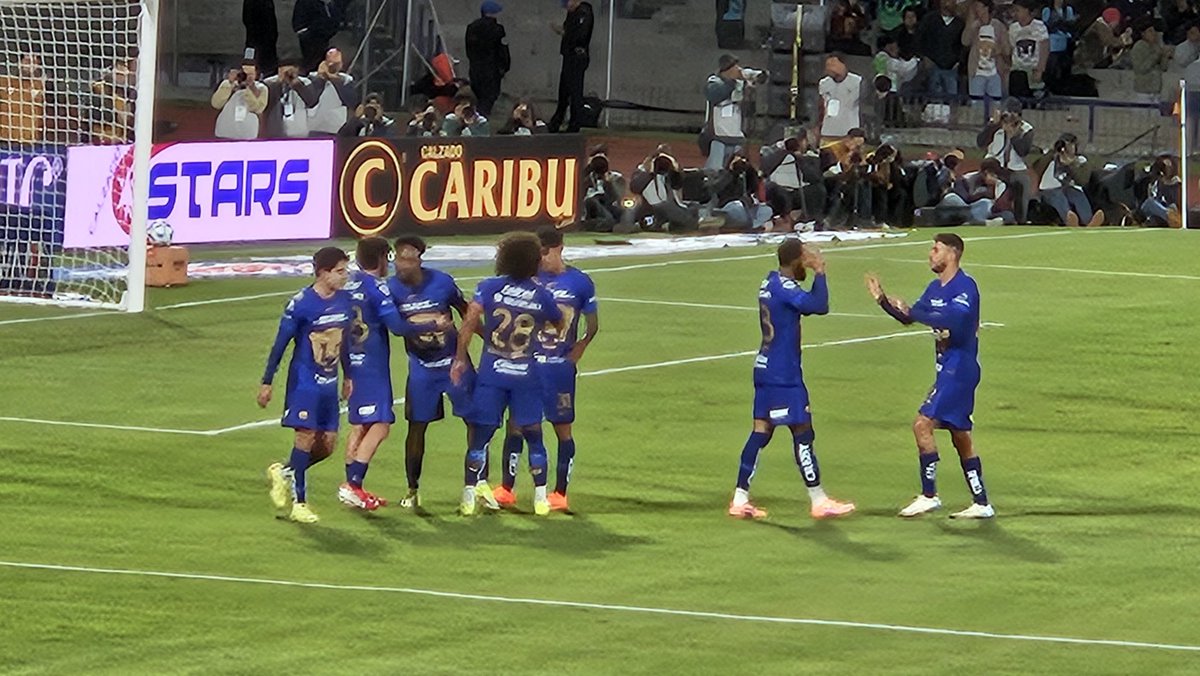 JOOOOORDAAAAAAAAN

DOBLEEEEETEEEEEE

Gran jugada individual y el creativo dispara para el palo que defendía Acevedo.

<a href="/PumasMX/">PUMAS</a> ya golea 3-0 a <a href="/ClubSantos/">Club Santos</a> .

#Pumas <a href="/Puma_VAVEL/">Puma VAVEL</a>