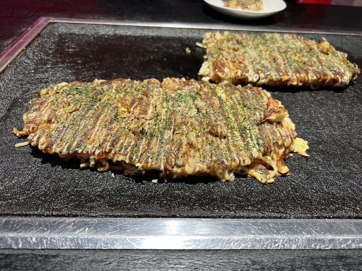 高槻で気になっていたお好み焼き屋さんASOKO

独特の雰囲気の割に不思議と落ち着く店内
アルコールと合わせたら最高な感じのモダン焼き。
ウーロン茶でグッと我慢です。

お店の方も朗らかで
お値段も良心的な価格でしたー