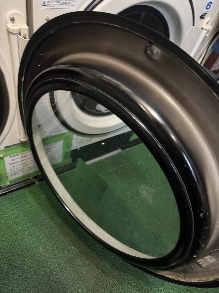 コインランドリー真っ黒クロスケ事件が思った以上に注目を集めたので、次回この乾燥機ガラス扉に注意喚起の貼り紙をしようと思います！  そこで貼り紙の内容を募集します🙇‍♂️ 皆さんのコメントからヒントを得たのですが、現段階ではドクターベックマンなどの衣類を黒く ...