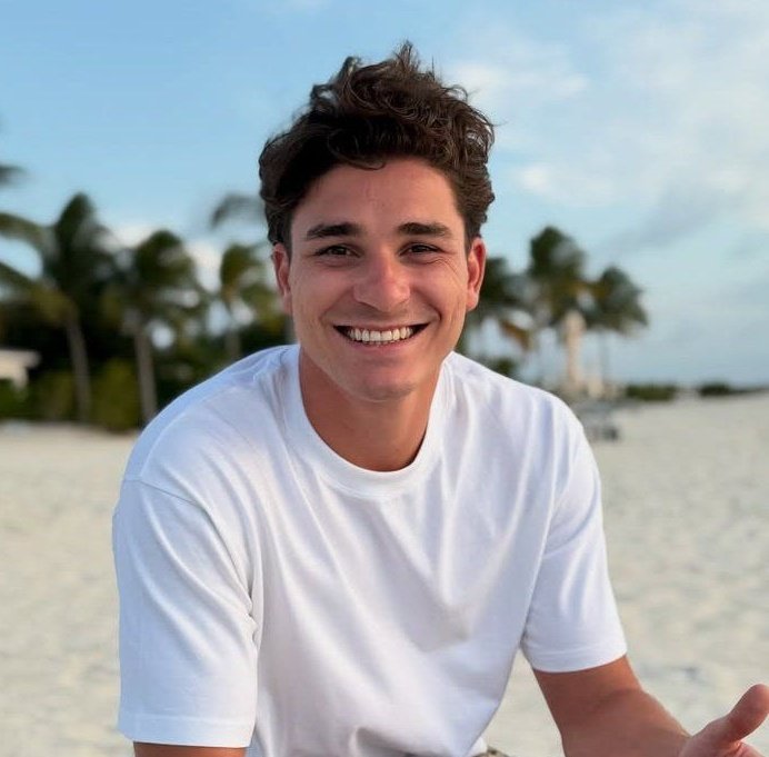 Hoy cumple años este ser humano precioso, con el corazón más lindo de todos. Te amo Julián 🥺💘🤏🏻