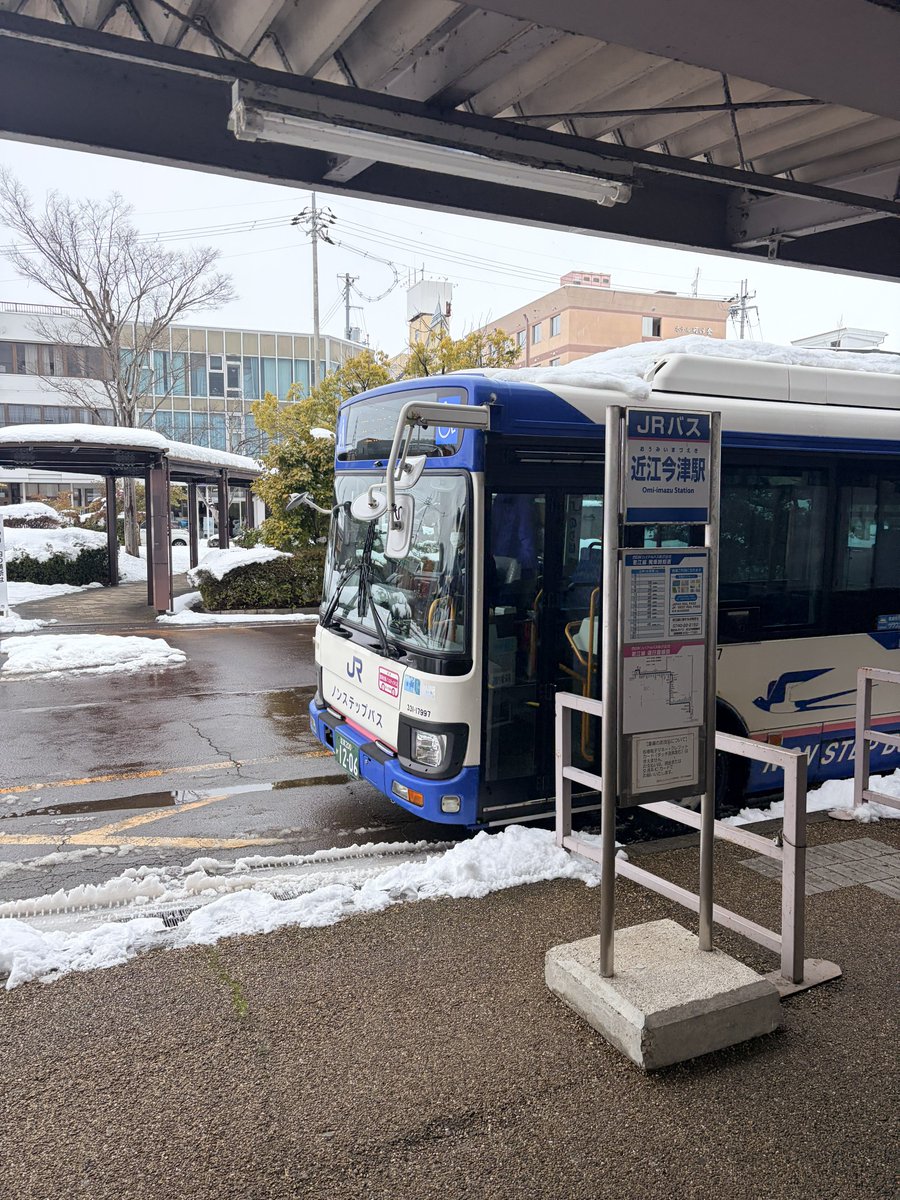 今小浜に向かっているのですが、乗換案内でまさかの滋賀からバス？！
こんな雪積もってるのにバスで山越えるの？！