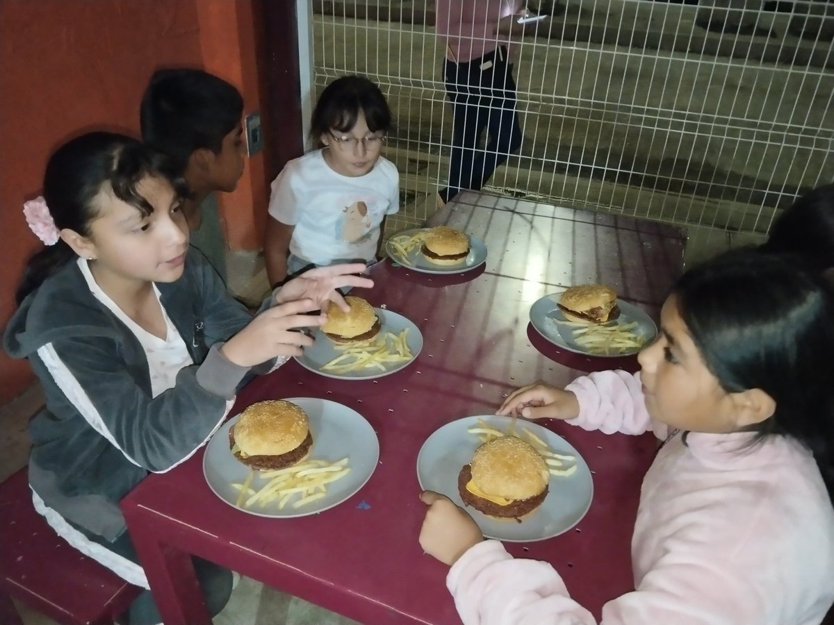 Agradecemos sinceramente a Comercializadora y Distribuidora Monharca por su apoyo y generosidad. El día de hoy nuestros niños y jóvenes disfrutaron de una deliciosa cena de hamburguesas con papas 🍔🍟, y sus sonrisas reflejan la alegría y el cariño con el que fue compartido.
