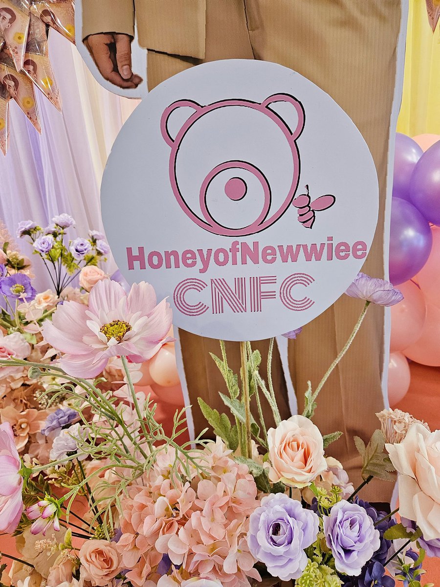 🌸以时光为证，与你共赴山海🌸

致三十三岁的郑明心💕：

       三十三岁，是新的起点，更是无限可能的序章。无论未来多远，我们都会在你身后，以星光为笔，以热爱为名，为你书写更璀璨的篇章。🎂生日快乐，愿你永远被星光环绕，被爱与温暖包围。✨
#Newwiee
#Newwiee33rdWhiteReverie