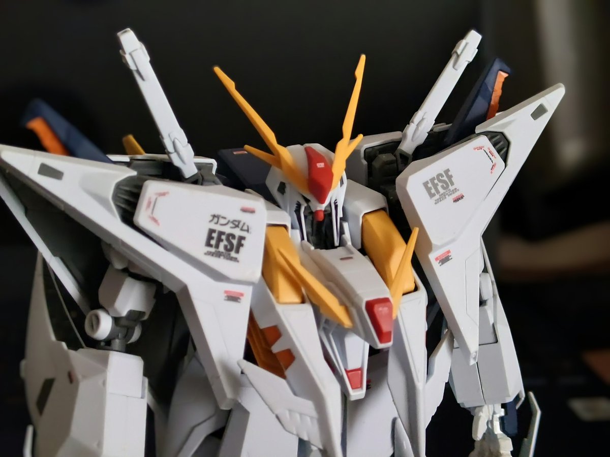 連絡待ち まるたろうさん専用 ガンダムもどきがー!!」のセリフを聞いて クスィガンダムの肩に