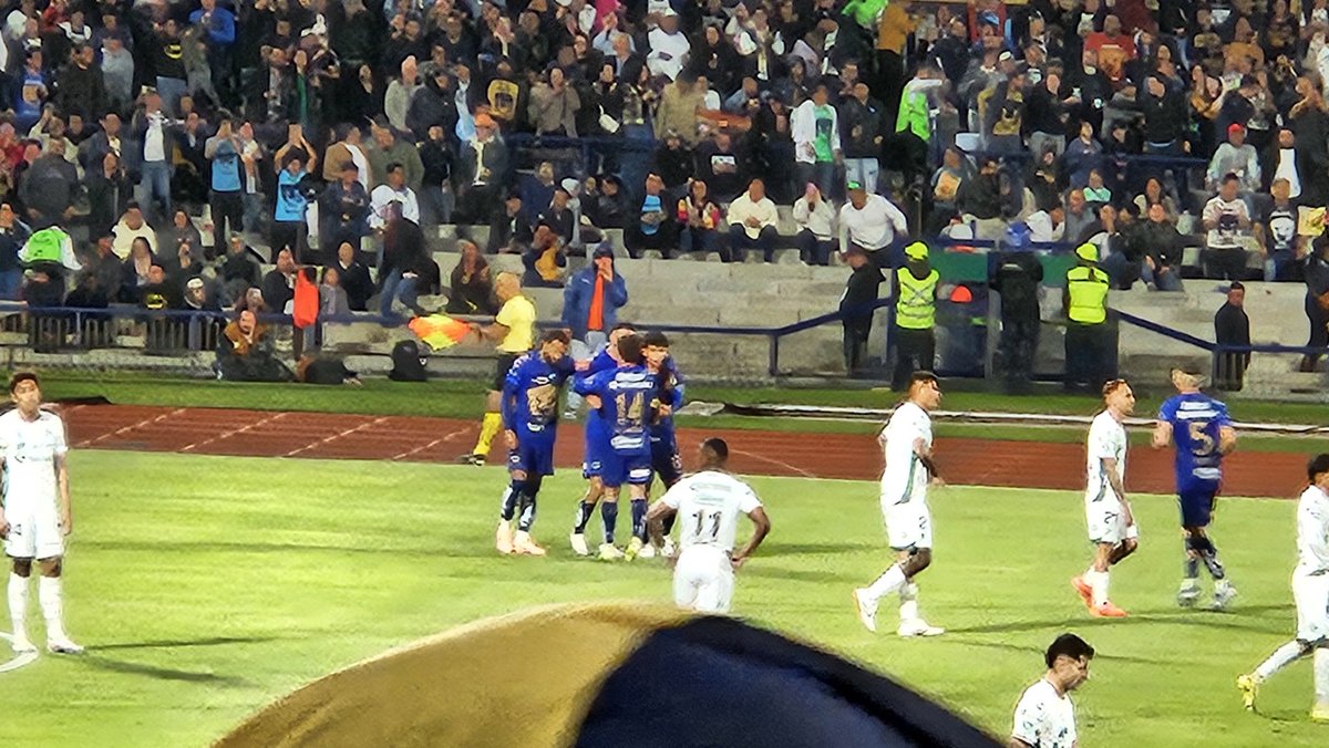 MEEEEDIIIIINAAAAAA

<a href="/PumasMX/">PUMAS</a> ya gana 4-0 a <a href="/ClubSantos/">Club Santos</a> en lo que se puede considerar goleada.

#Pumas <a href="/Puma_VAVEL/">Puma VAVEL</a>