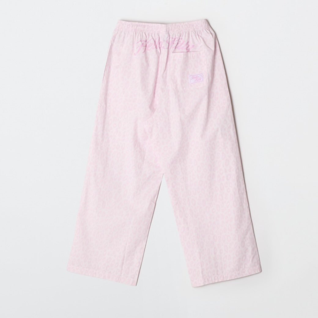 스파오 키티 파자마 바지 신상 같은데
너무너무너무너무 귀엽다..
디테일도 귀여워..
여름에 크롭 입고 밖에 입고 다녀도 될 듯