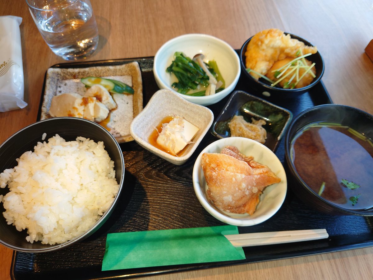 雑司が谷の練習場から徒歩5分程度。オススメ和食店「元喜」。キチンと取った出汁の香り、ひと手間かけた小さな小鉢、揚げ物も綺麗、そして白飯が旨い！身体が内から元気になりますね！