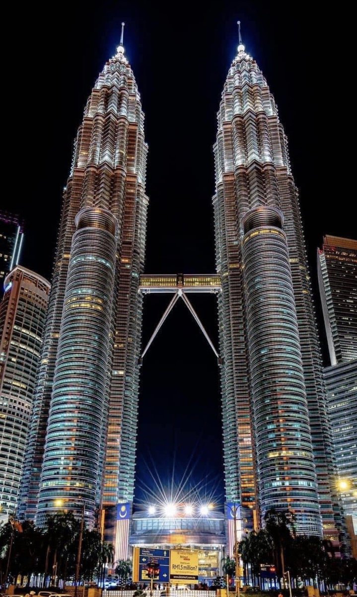 Las Torres Petronas, ubicadas en Kuala Lumpur, Malasia 🇲🇾.
Datos clave
•Altura: 452 m (cada torre)
•Pisos: 88
•Año de inauguración: 1998